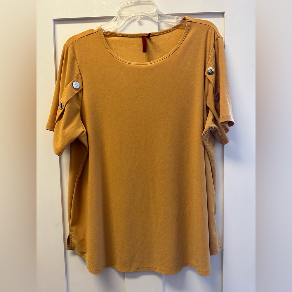 Women’s Top. Size XL. Love Scarlett Gold